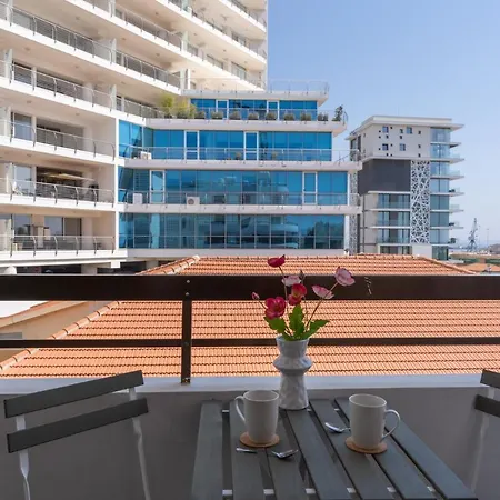 Burst W/ Balcony In Apartment Larnaca
