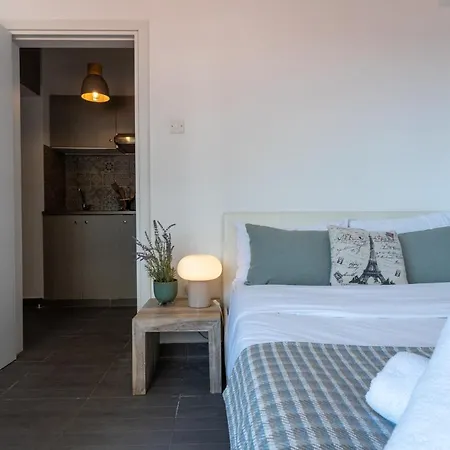 Apartment Burst W/ Balcony In *