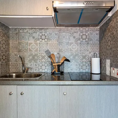 Apartment Burst W/ Balcony In *