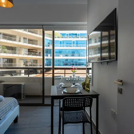 Apartment Burst W/ Balcony In *