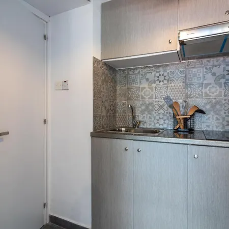 Apartment Burst W/ Balcony In Larnaca