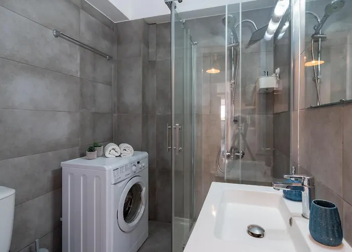 Burst W/ Balcony In 아파트 *