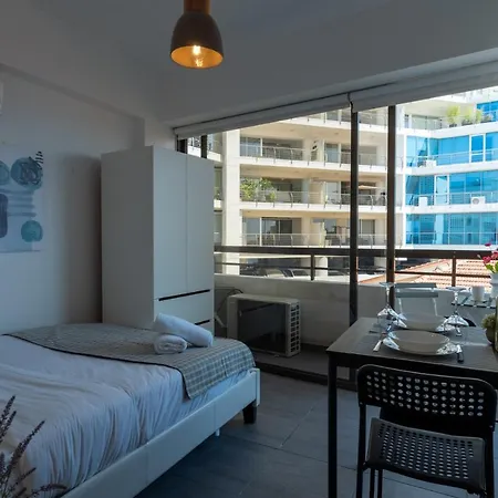 Burst W/ Balcony In لارنكا