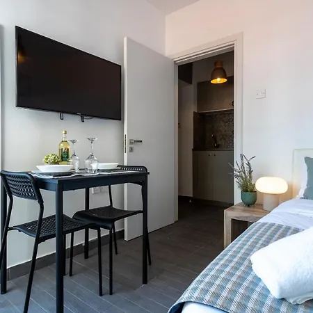 Burst W/ Balcony In لارنكا