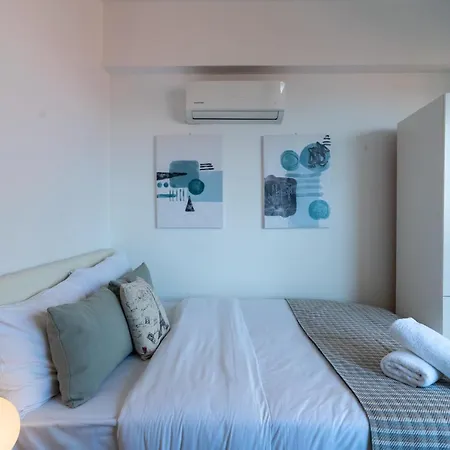 شقة Burst W/ Balcony In *