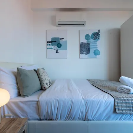 Burst W/ Balcony In *