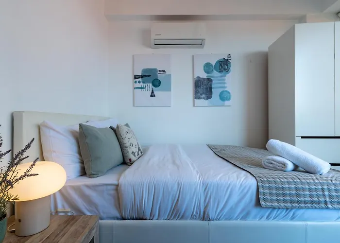 Burst W/ Balcony In *